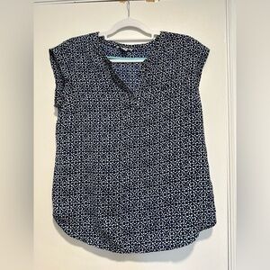 Dalia Collection Classic Geometric Blouse Sz:M Blue White V-Neck Poly Spandex